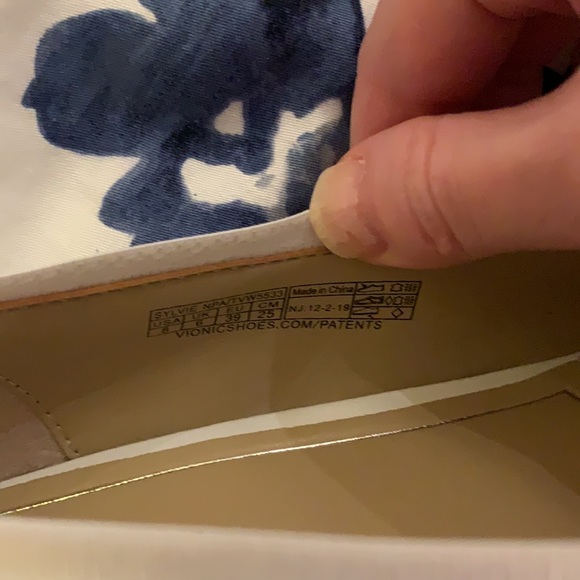 Vionic kitten heel Sylvie pump in white NWT - Picture 12 of 14